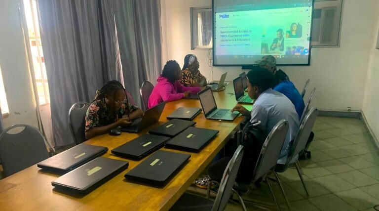 Justfine Bénin : Formez-vous en ligne et maîtrisez 7 compétences tech sur votre téléphone