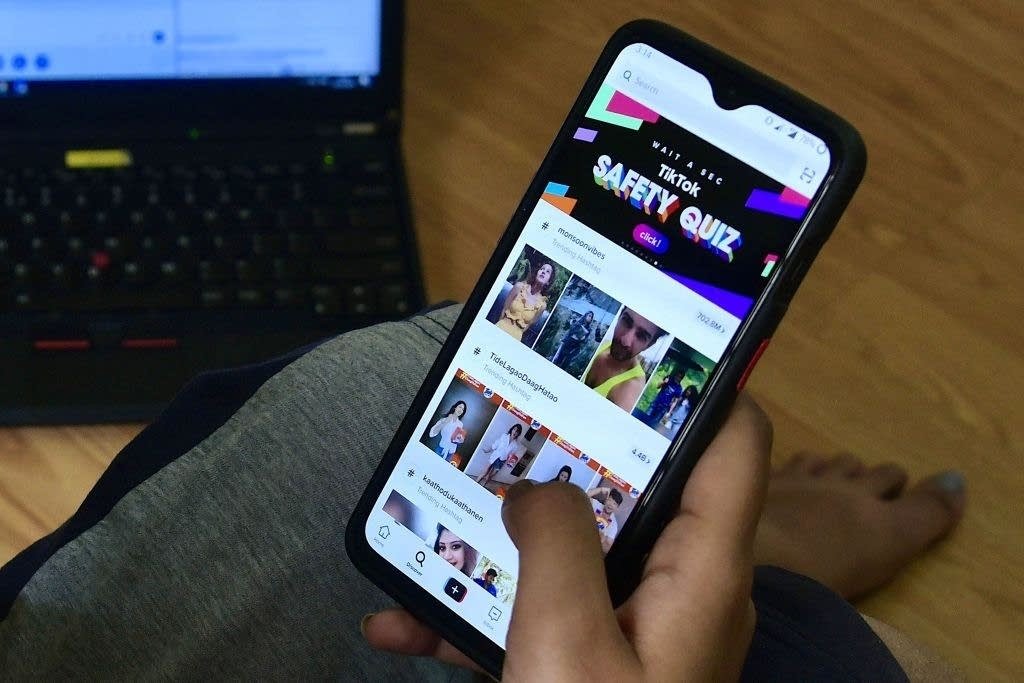 Private jets and fake phone notifications are all part of the "hustlebro" scam