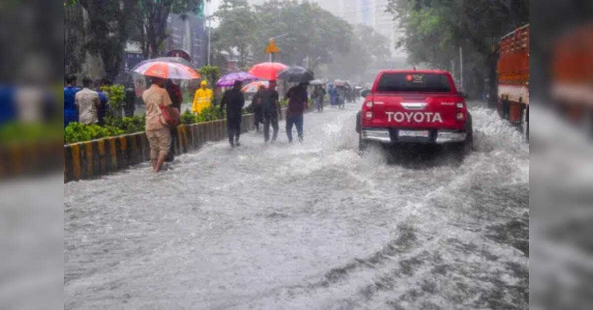 Heavy rain forces early office closure in Mumbai, private sector advised work from home