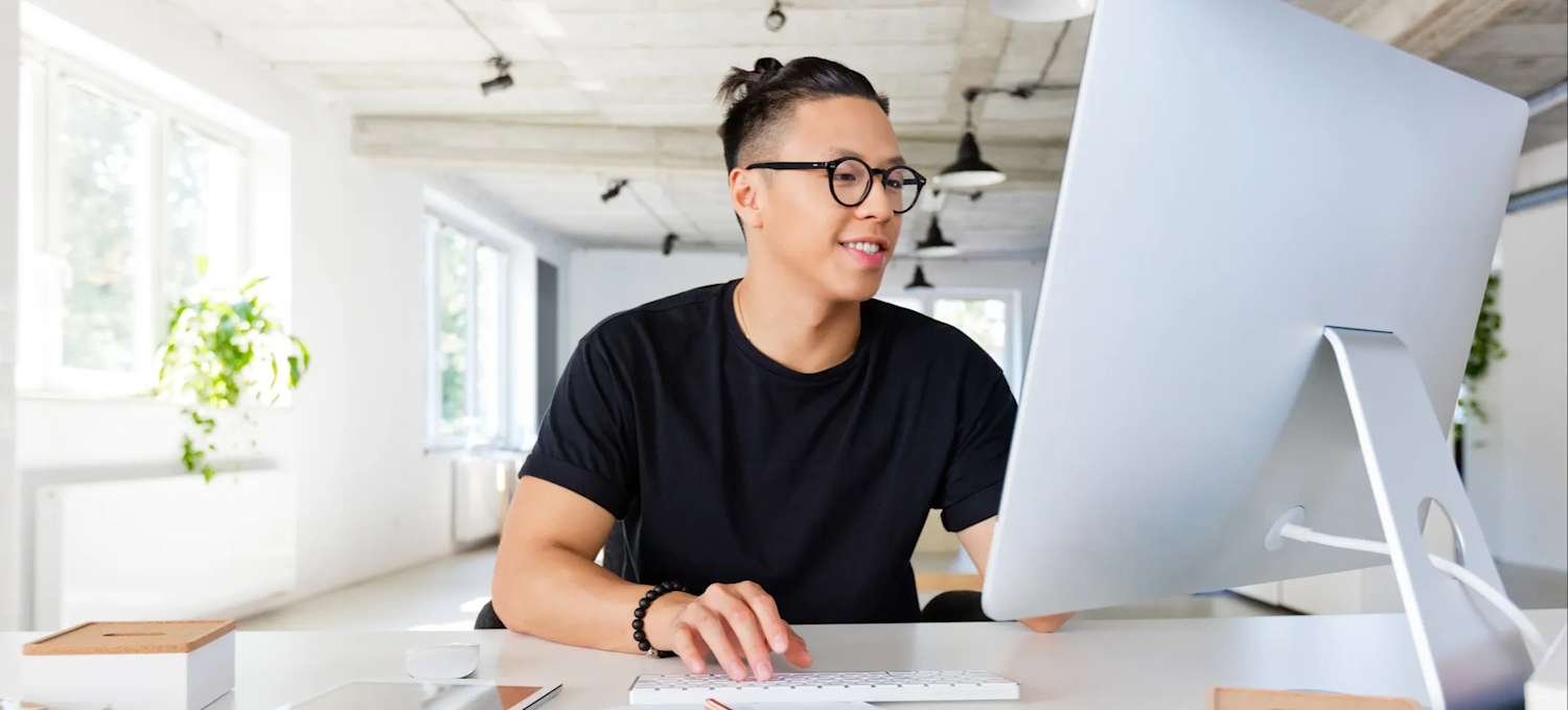 What Is a Social Media Marketer? And How to Become One
