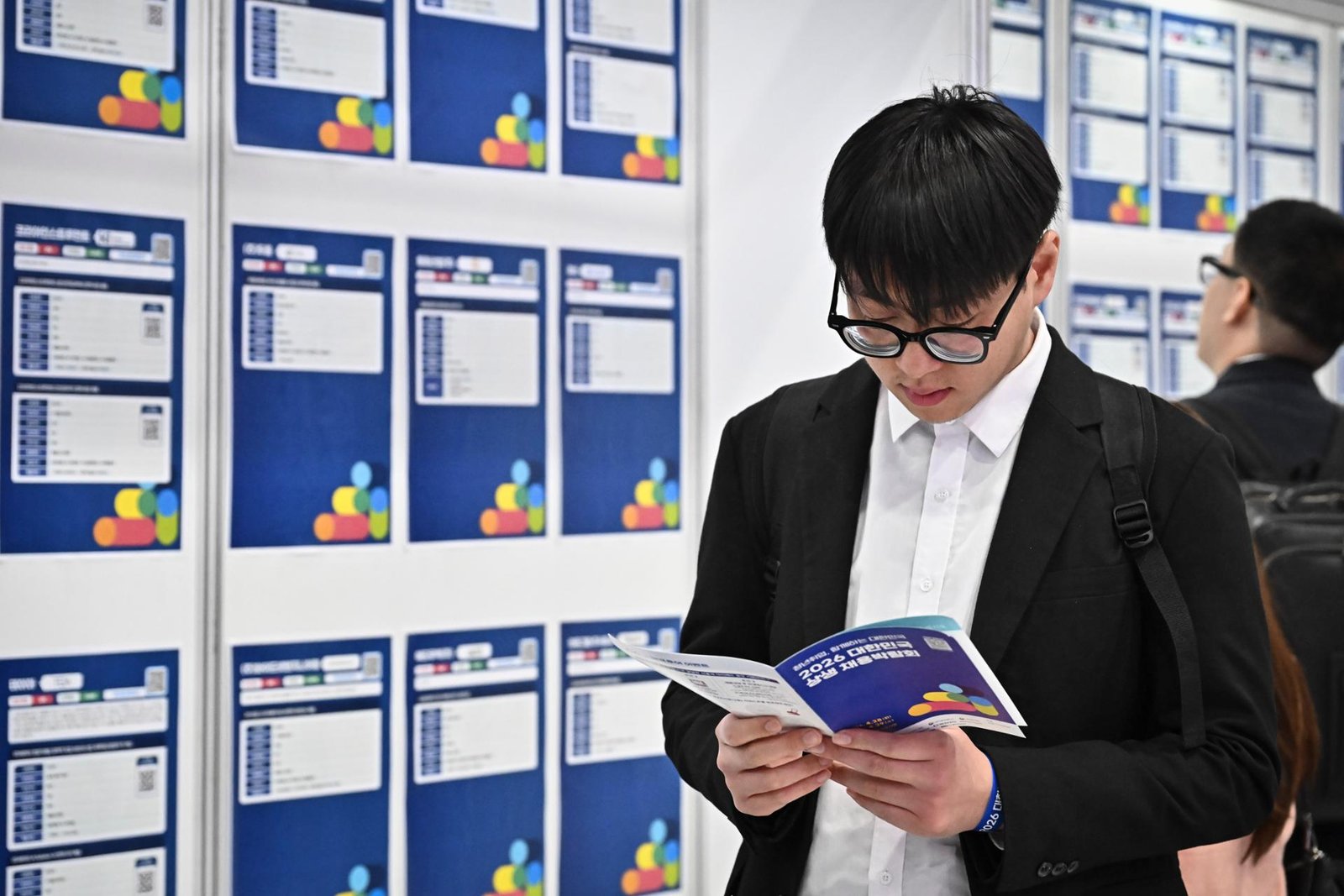 Young Korean workers hit hardest as AI automation slashes jobs - The Korea Times
