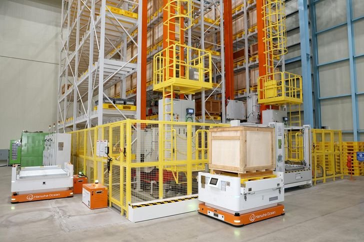 A smart logistics robot transports materials at Hanwha Ocean’s Naval Ship Plant 4 in Geoje, South Gyeongsang Province. Courtesy of Hanwha Ocean