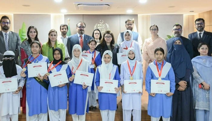 Minister urges students to learn digital skills for future economy